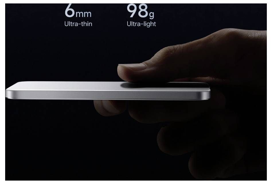 Ruka držící ultra-tenký stříbrný smartphone na hraně, zvýrazňující text "6mm Ultra-tenký" a "98g Ultra-lehký".