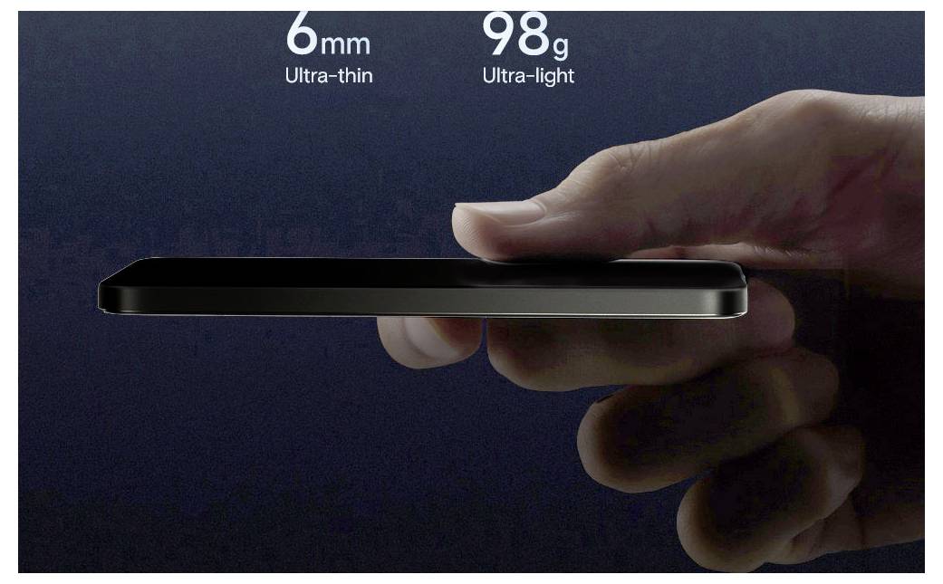 Ruka držící ultratenký smartphone v profilu, zdůrazňující jeho tloušťku 6 mm a ultralehkou hmotnost 98 g.