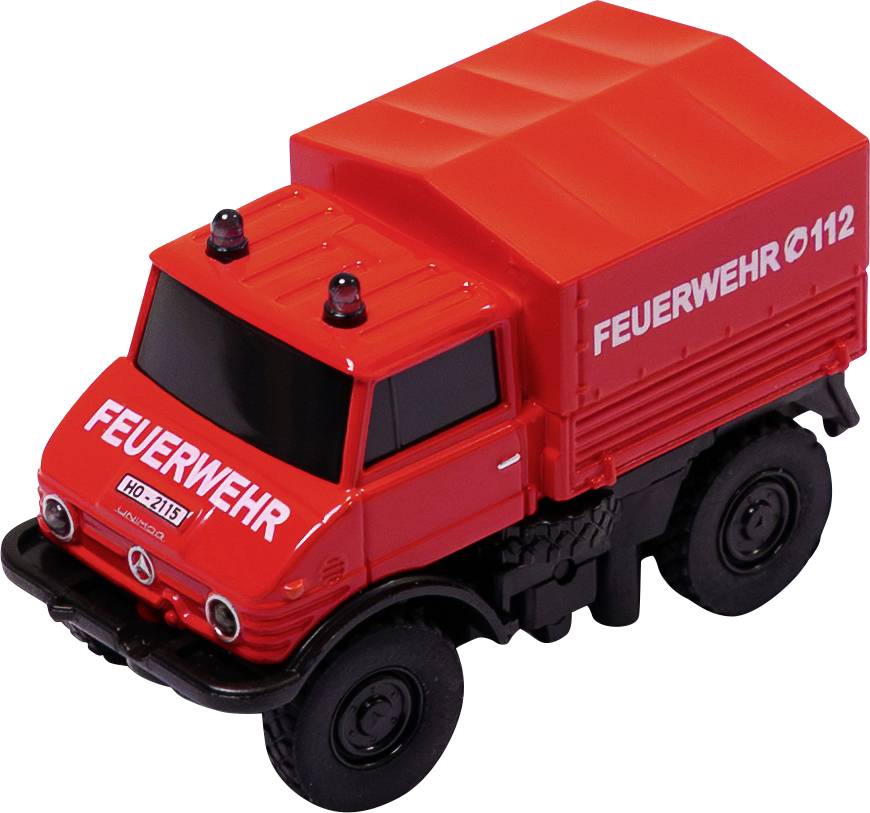 Červený hračkářský hasičský vůz označený 'FEUERWEHR 112' na bílém pozadí.