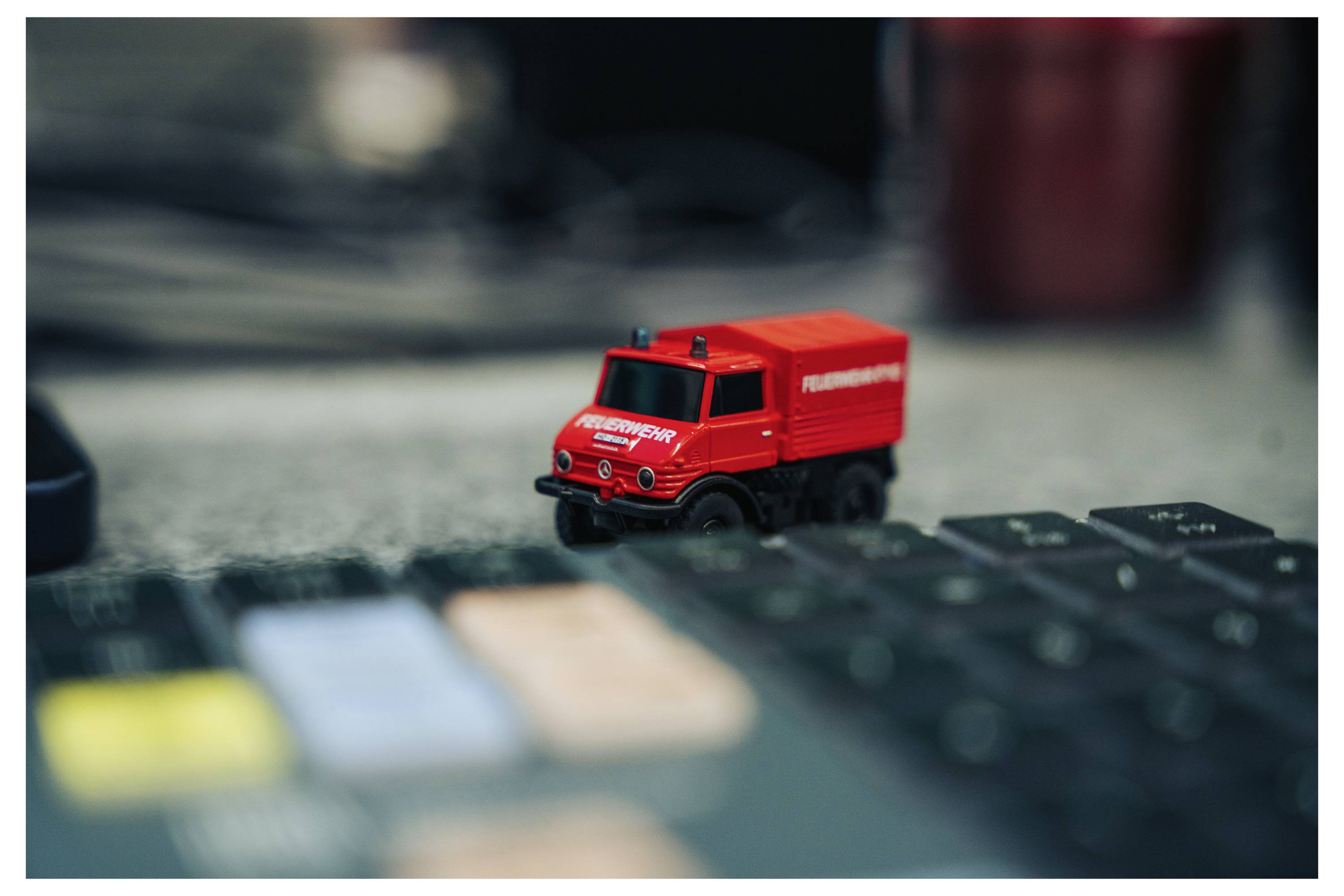 Carson Modellsport 500504178 1:87 RC model auta elektrický silniční model zadní 2WD (4x2) vč. akumulátorů, nabíječky a b-11