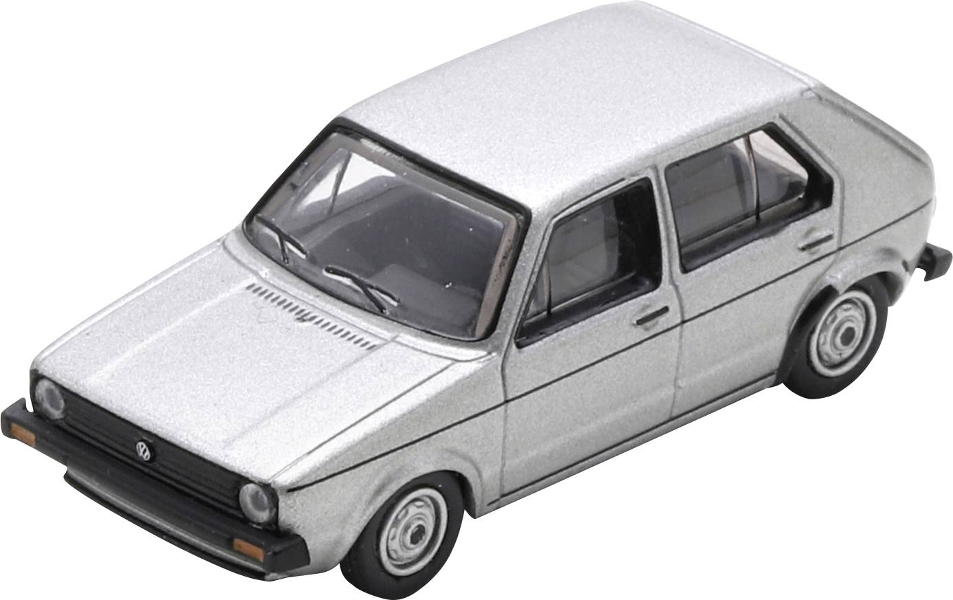 Stříbrný čtyřdveřový hatchback zobrazený v úhlu na bílém pozadí.