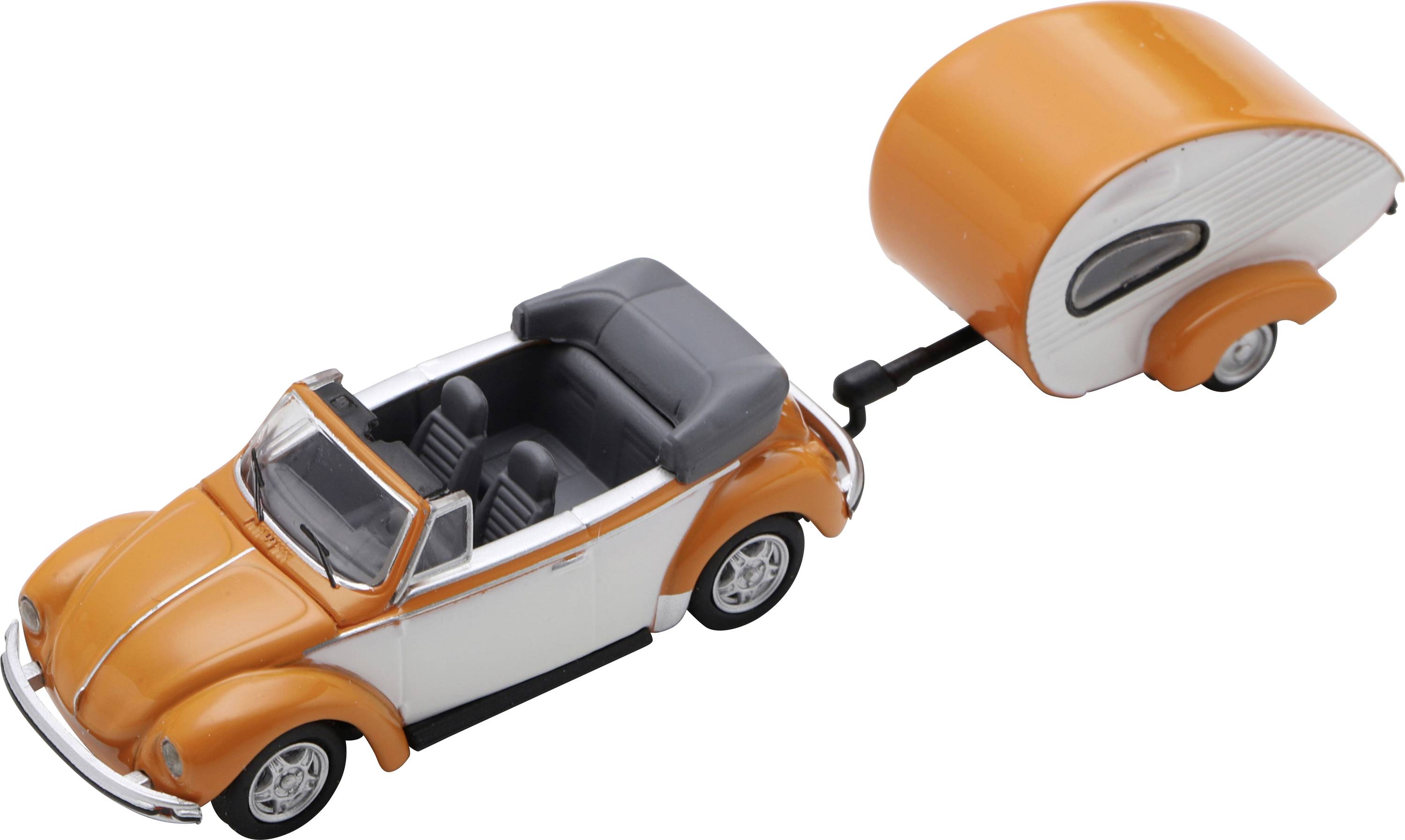 Oranžové a bílé hračkářské auto kabriolet táhnoucí malý odpovídající přívěs na bílém pozadí.