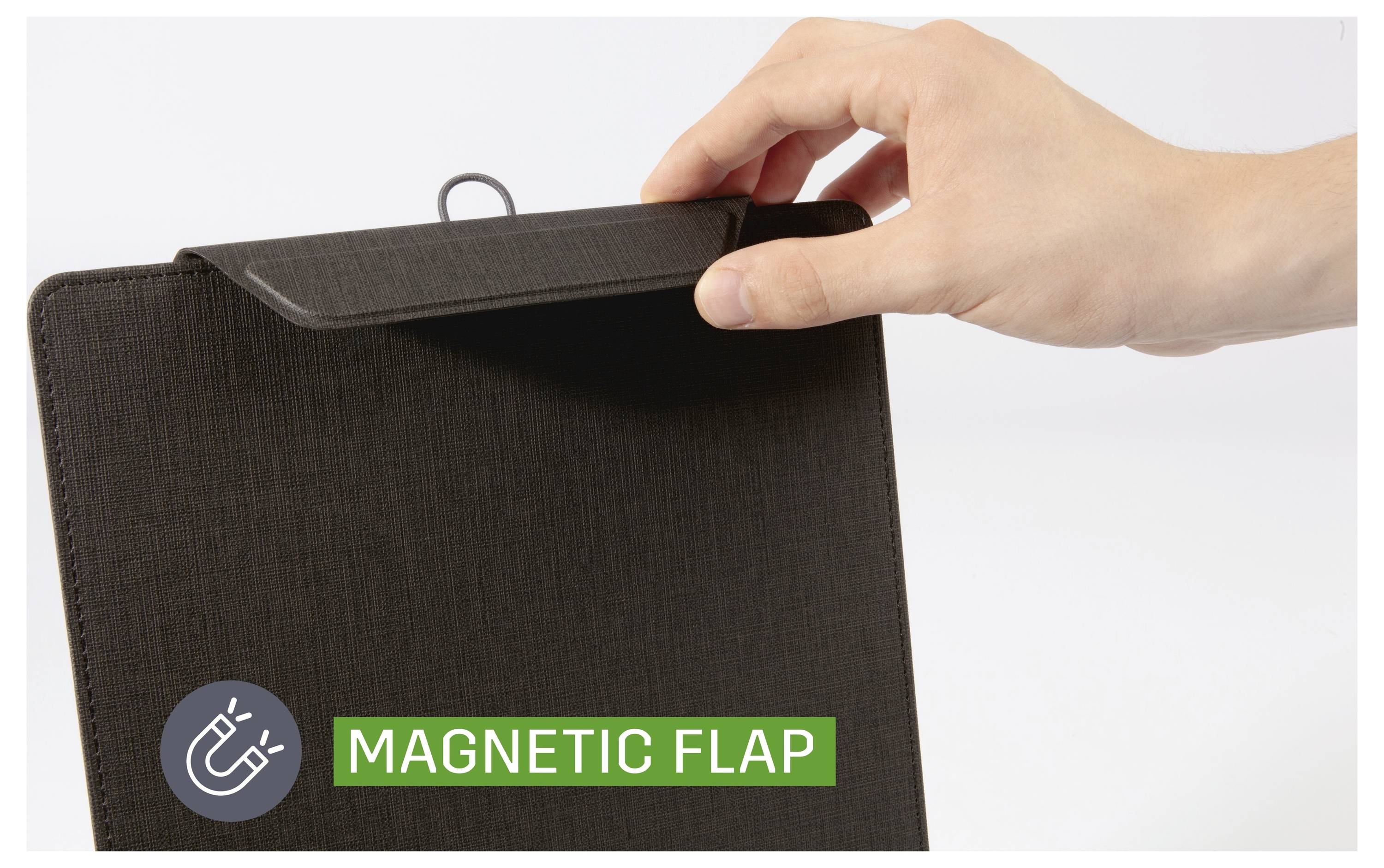 Ruka otvírající černou složku nebo portfolio s magnetickým zapínáním, označeným "MAGNETICKÉ ZAPÍNÁNÍ".