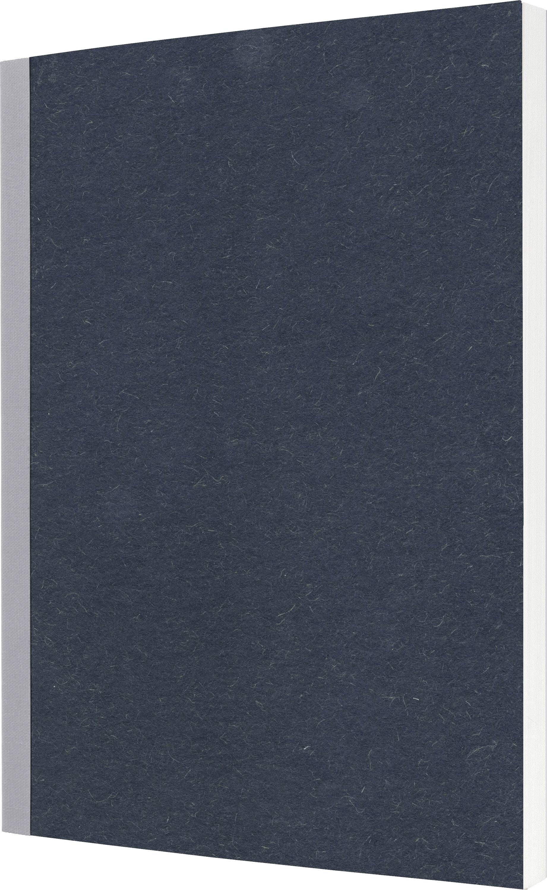 Prázdný tmavě modrý texturovaný hřbet knihy nebo notebooku zobrazený v úhlu na bílém pozadí.