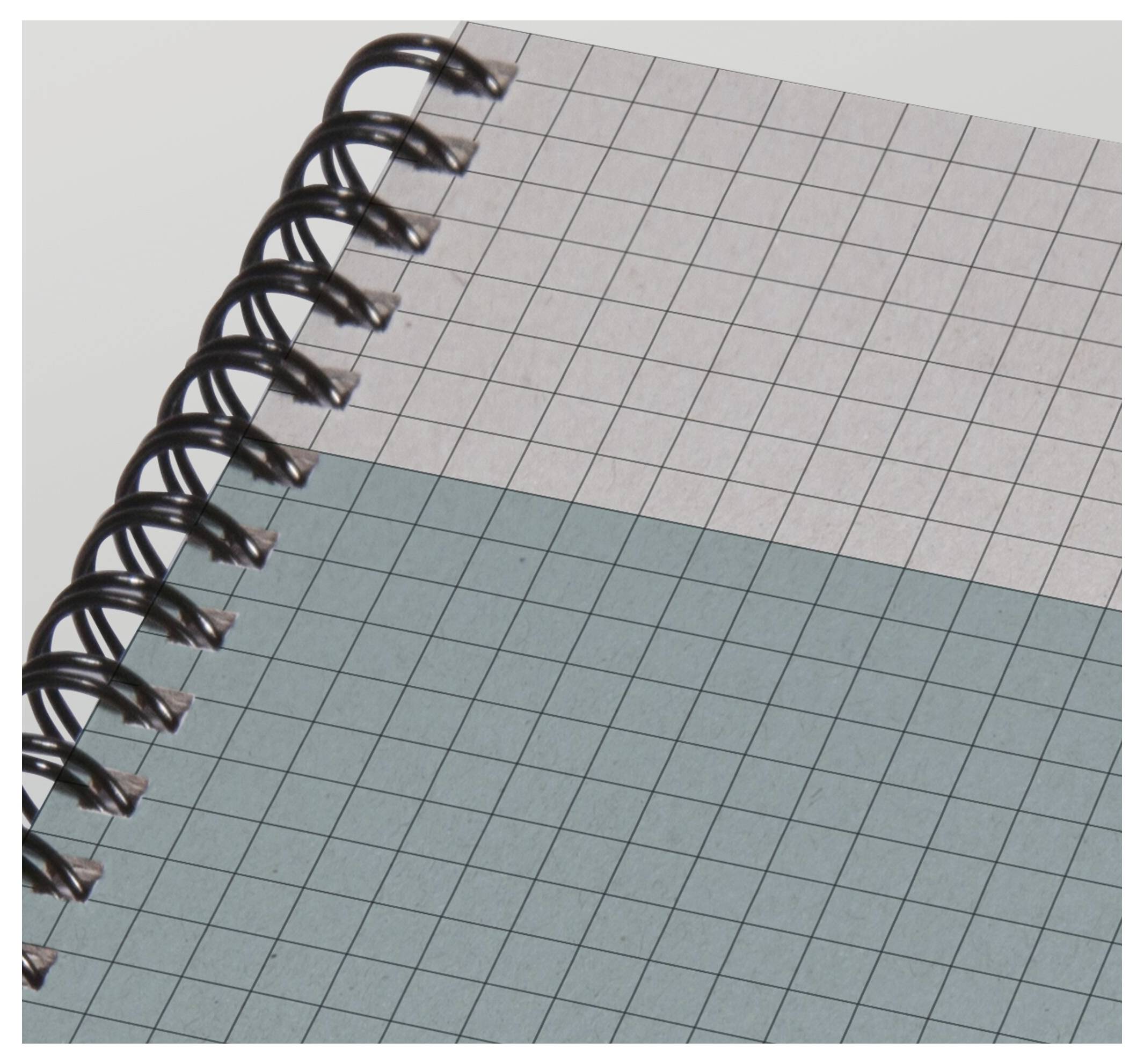 Detailní záběr na spirálovým hřbetem vázaný graf notebook s prázdným milimetrovým papírem a modrozelené spodní částí.