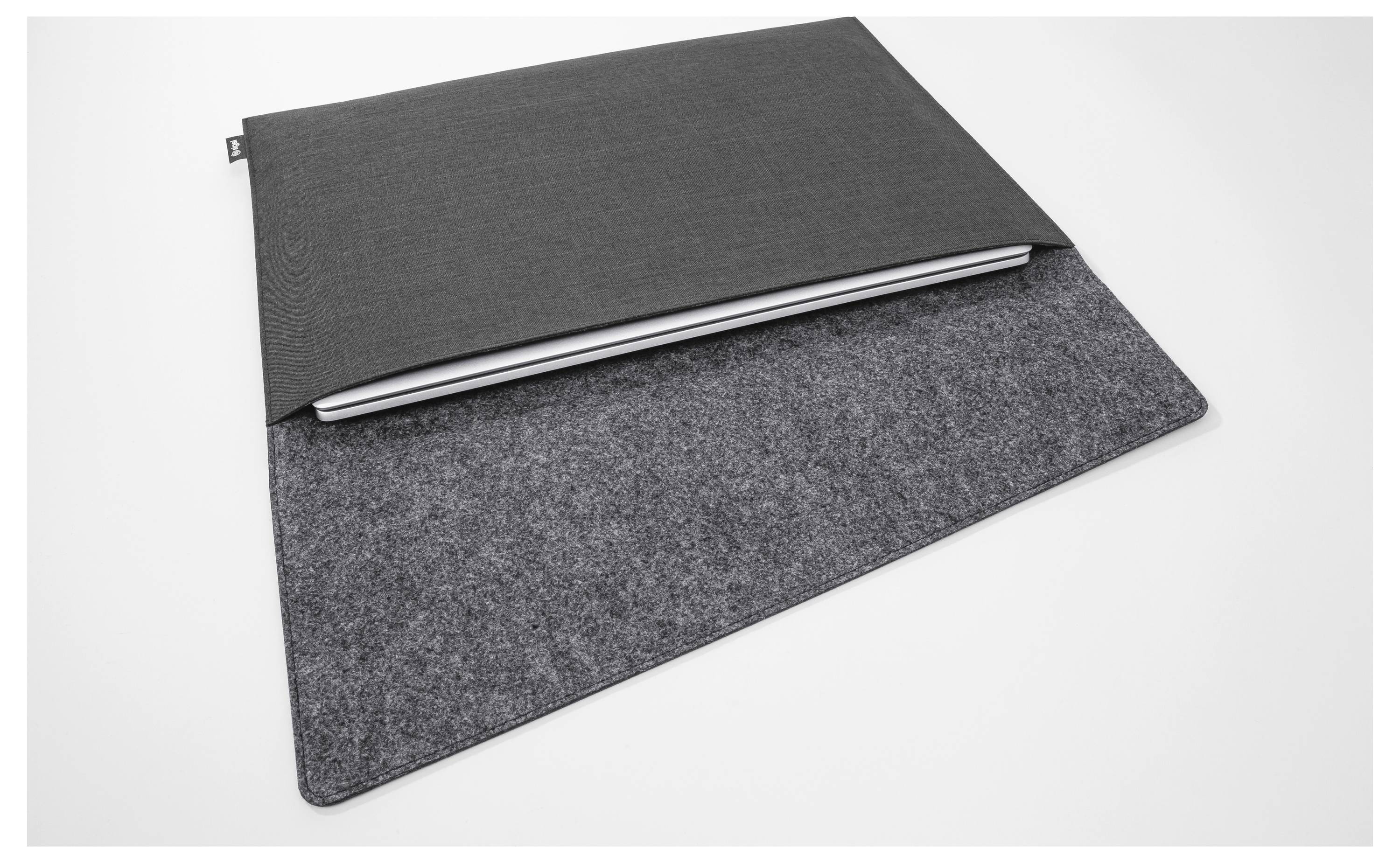 Šedý plstěný obal na notebook částečně otevřený, uvnitř je vidět tenké zařízení.