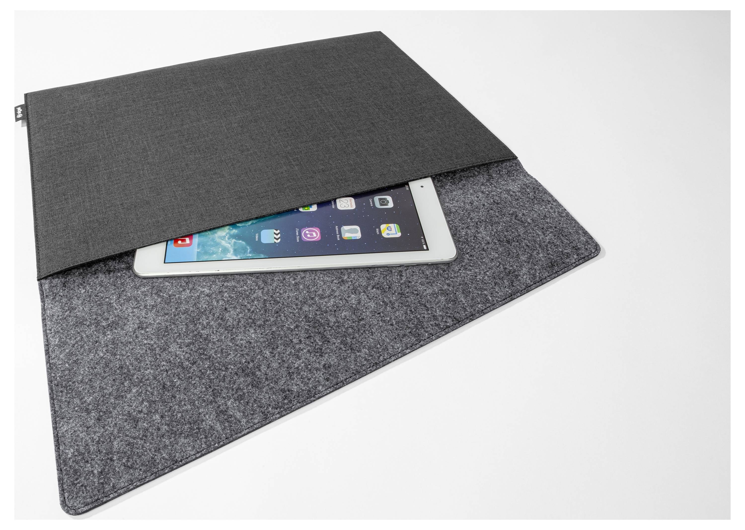 Tmavě šedé plstěné pouzdro na tablet částečně otevřené se zviditelněným tabletem uvnitř na světlém pozadí.