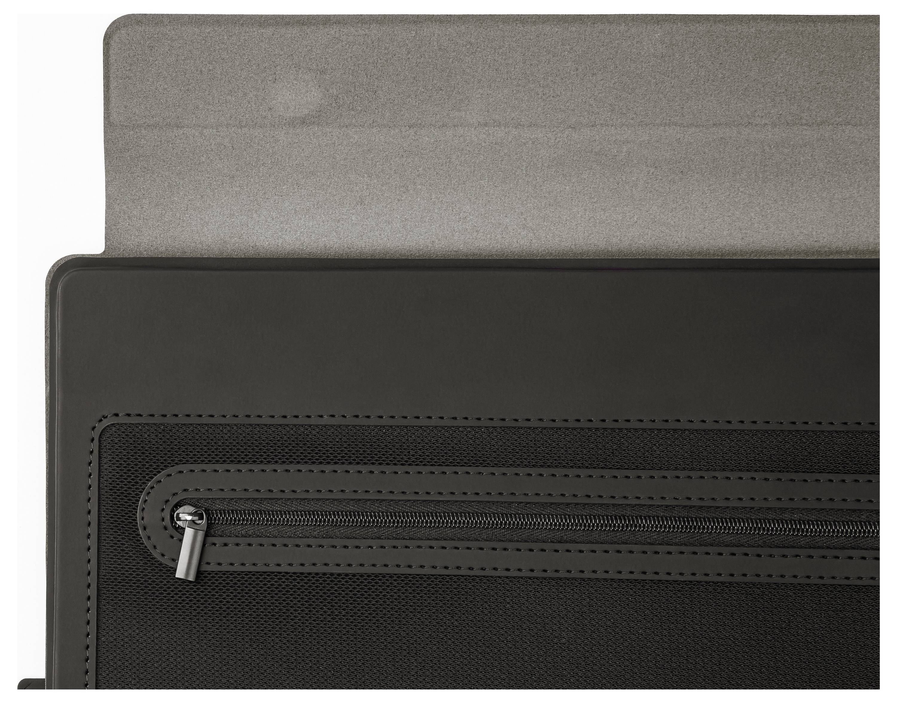 Detailní snímek černého pouzdra na tablet nebo laptop se zásuvkou na přední straně a částečně vloženým šedým zařízením nahoře.