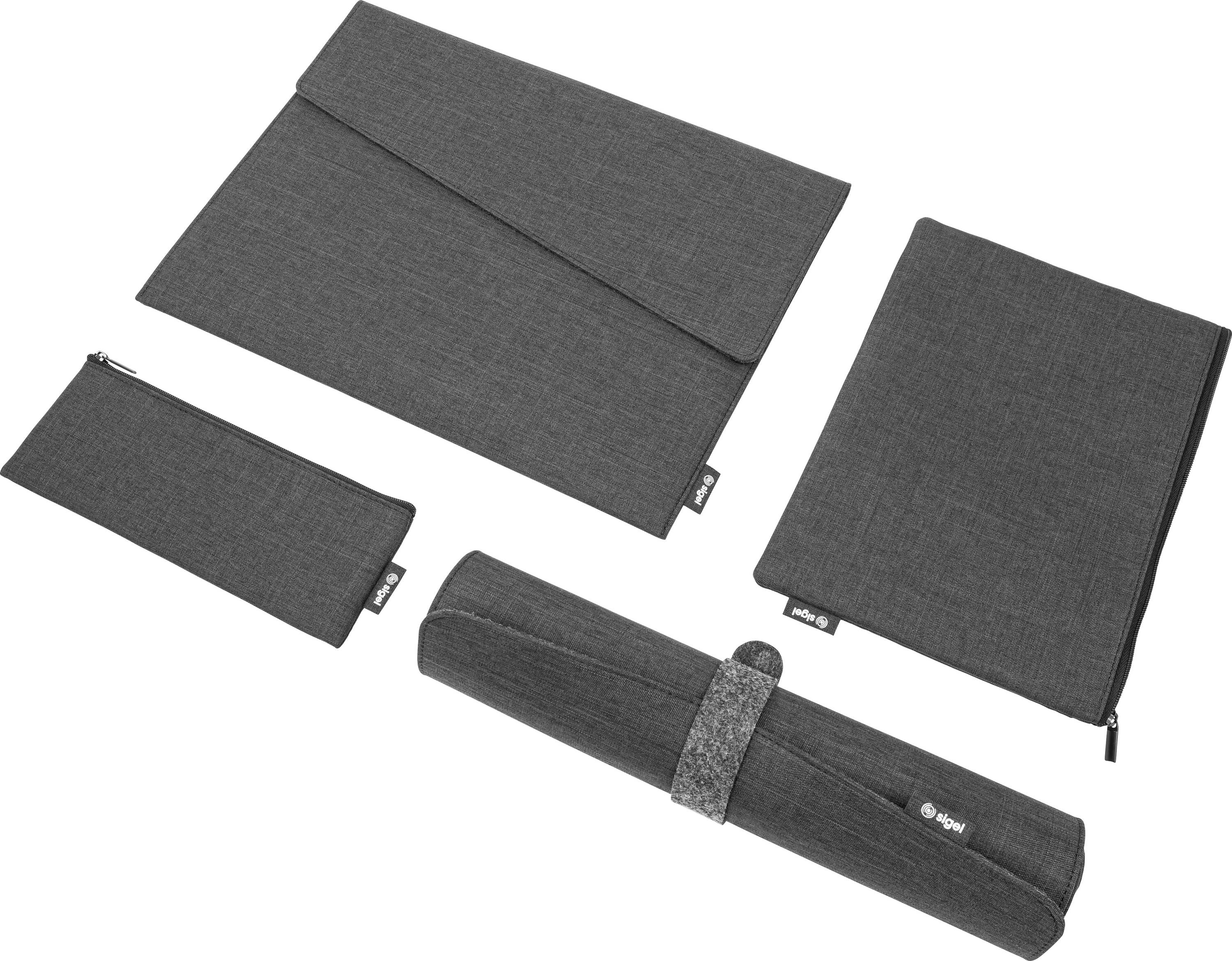 Čtyři tmavě šedé textilní pouzdra/obaly na notebook v různých velikostech, včetně srolovaného pouzdra s popruhem, zobrazené na bílém pozadí.