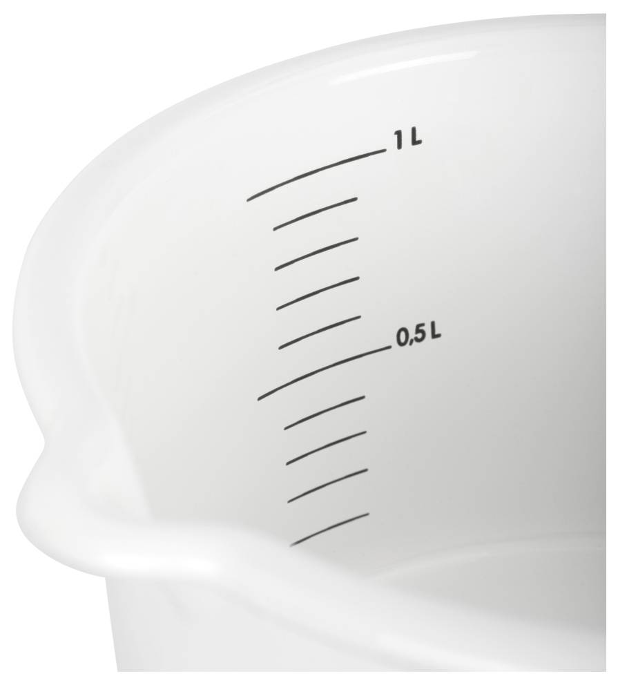 Detailní snímek bílé odměrné nádoby s černými značkami objemu od 0,5 l do 1 l.