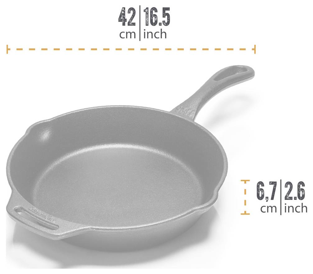 Šedá litinová pánev s rukojetí, zobrazená s rozměry 42 cm (16,5 palce) na šířku a 6,7 cm (2,6 palce) na výšku.