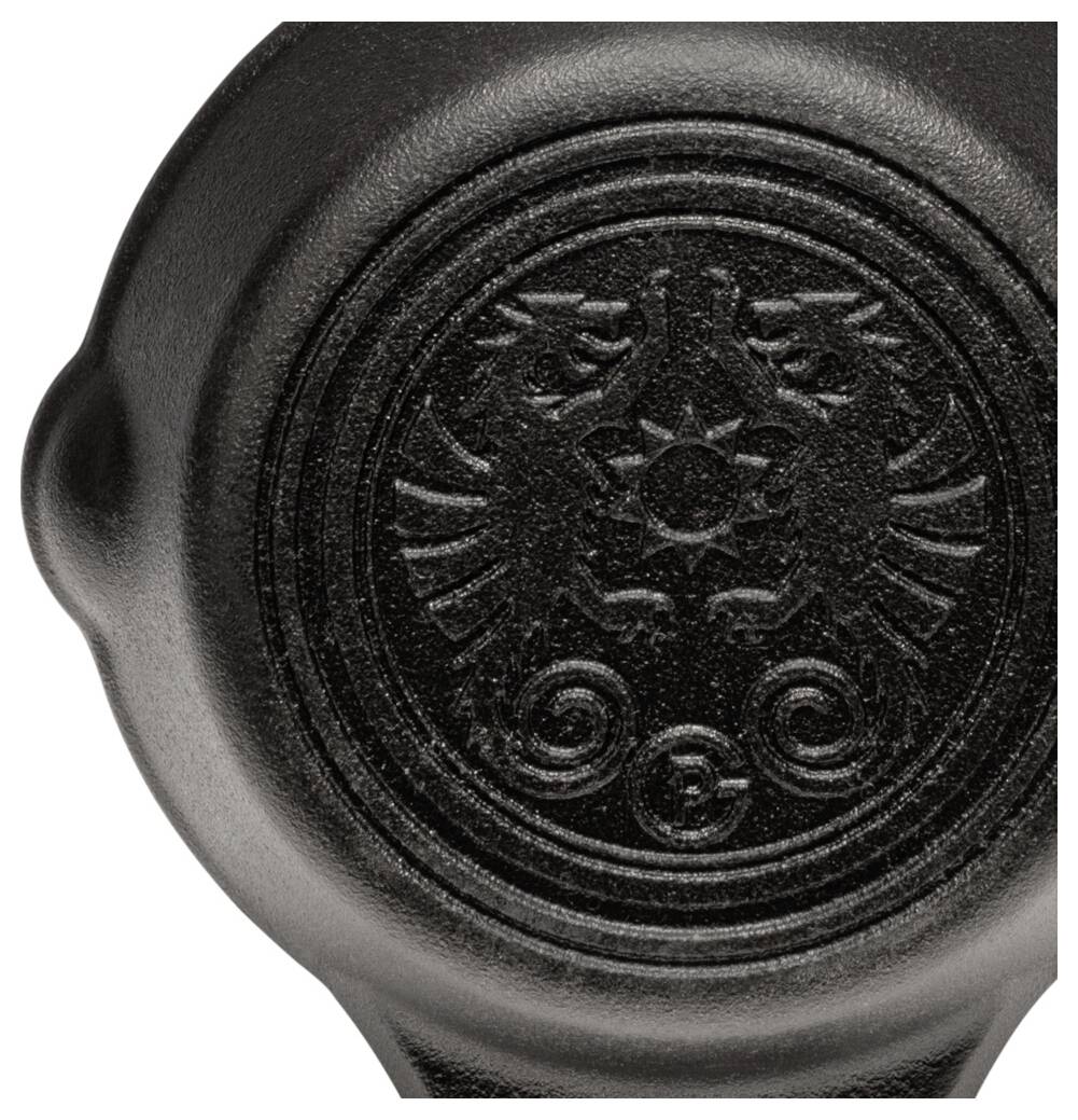 Detailní záběr na černý vosk nebo razítko s vyvýšeným kruhovým znakem nebo emblémem na bílém pozadí.
