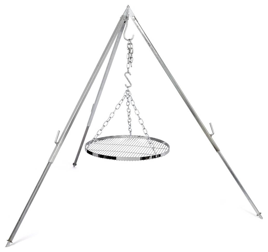 Kovový trojnožkový rám suspenzního grilu s kulatou mřížkou zavěšenou na řetězech, zobrazený na bílém pozadí.