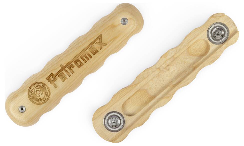 Dva pohledy na dřevěný fingerboardový deck s kovovými ložisky kol, jedna strana vygravirována 'Petcomex'.