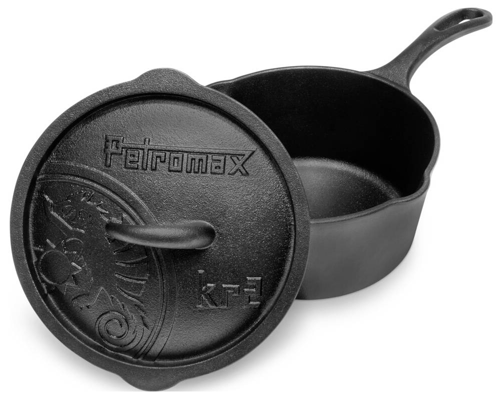 Černá litinová pánev s víkem, s brandingem "Petromax" a "K4", zobrazená na bílém pozadí.