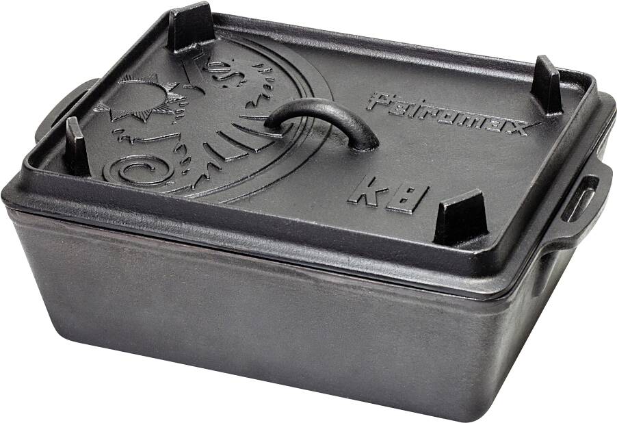 Černý litinový hrnec Dutch oven s přiléhajícím víkem a rukojetí, zobrazen na bílém pozadí.
