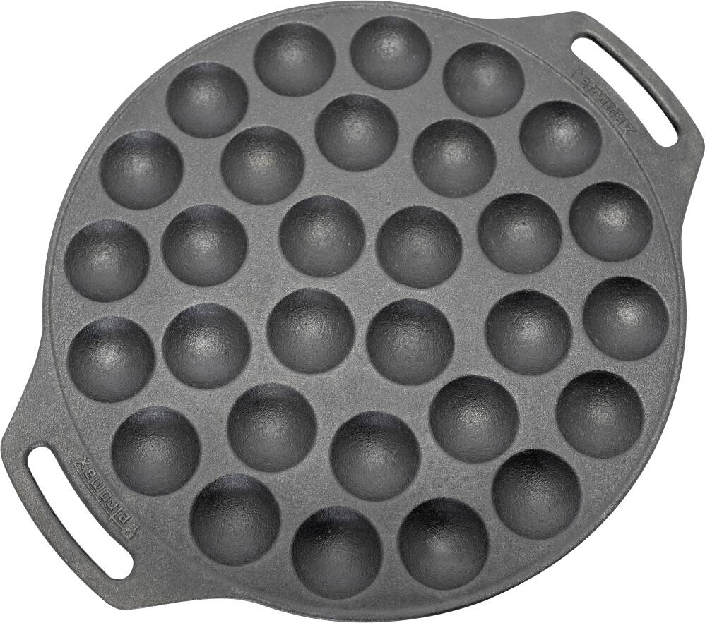 Kulatá litinová pánev na takoyaki s 30 polokulovitými formami a dvěma bočními uchy, zobrazená na bílém pozadí.