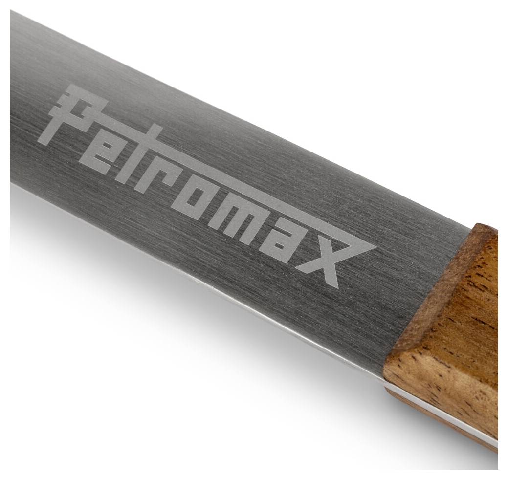 Detailní záběr na kovovou rukojeť nebo hřídel nástrojů Petromax s logem Petromax, končící dřevěným úchopem.