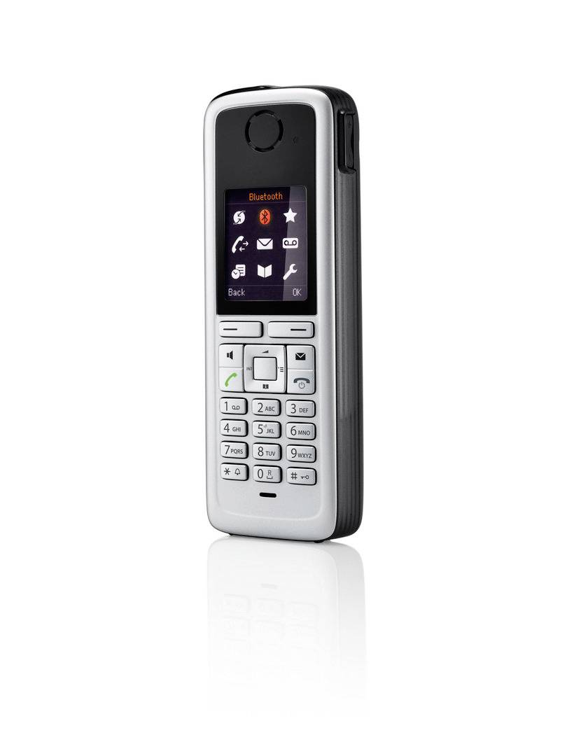 Stříbrný mobilní telefon ve tvaru čokolády zobrazený v přední perspektivě s barevným displejem znázorňujícím nabídku Bluetooth a fyzickými tlačítky klávesnice.