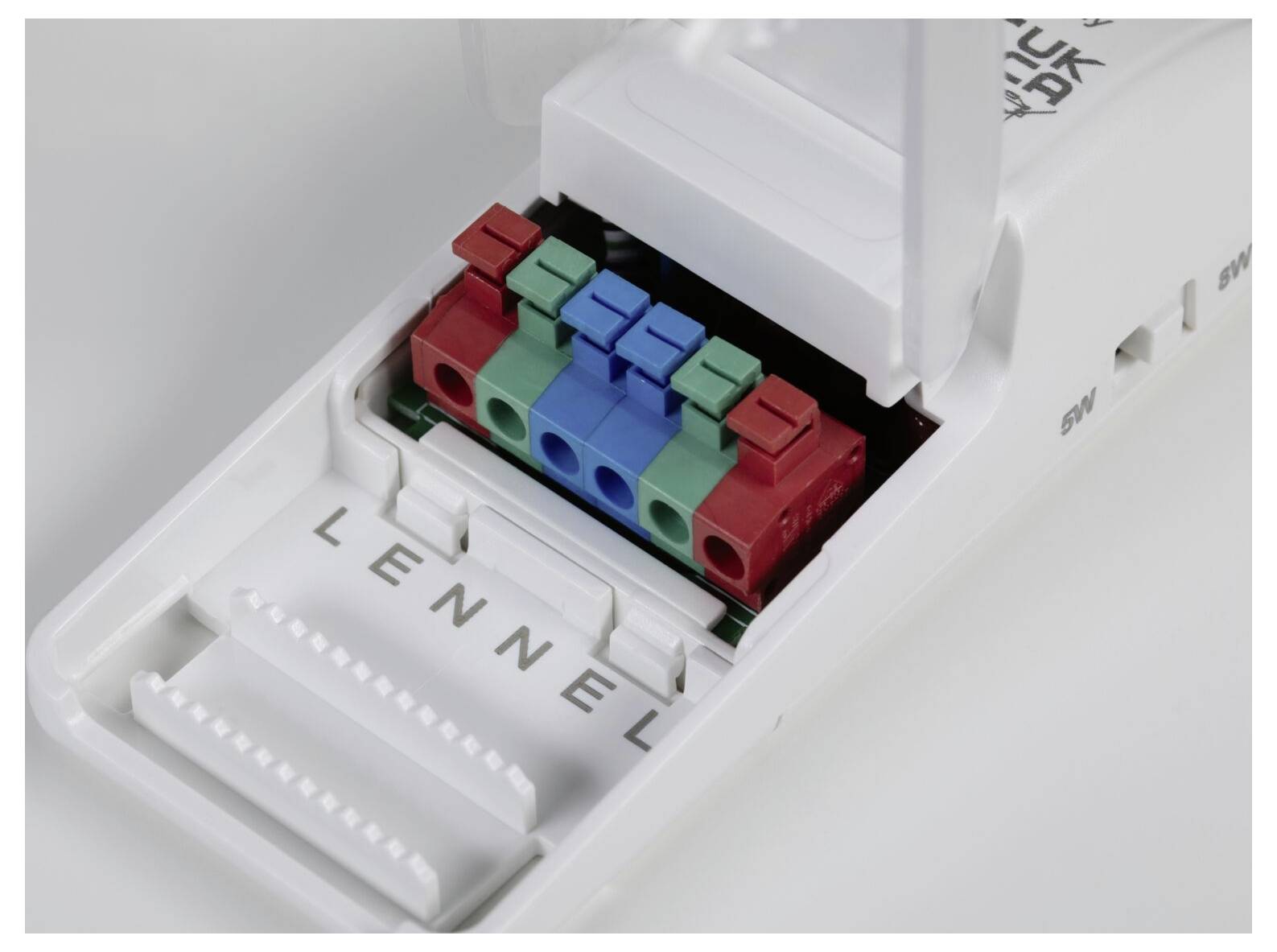 Detailní záběr ethernetové zásuvky Legrand s barevnými vodiči terminálů viditelných pod sklopným krytem.
