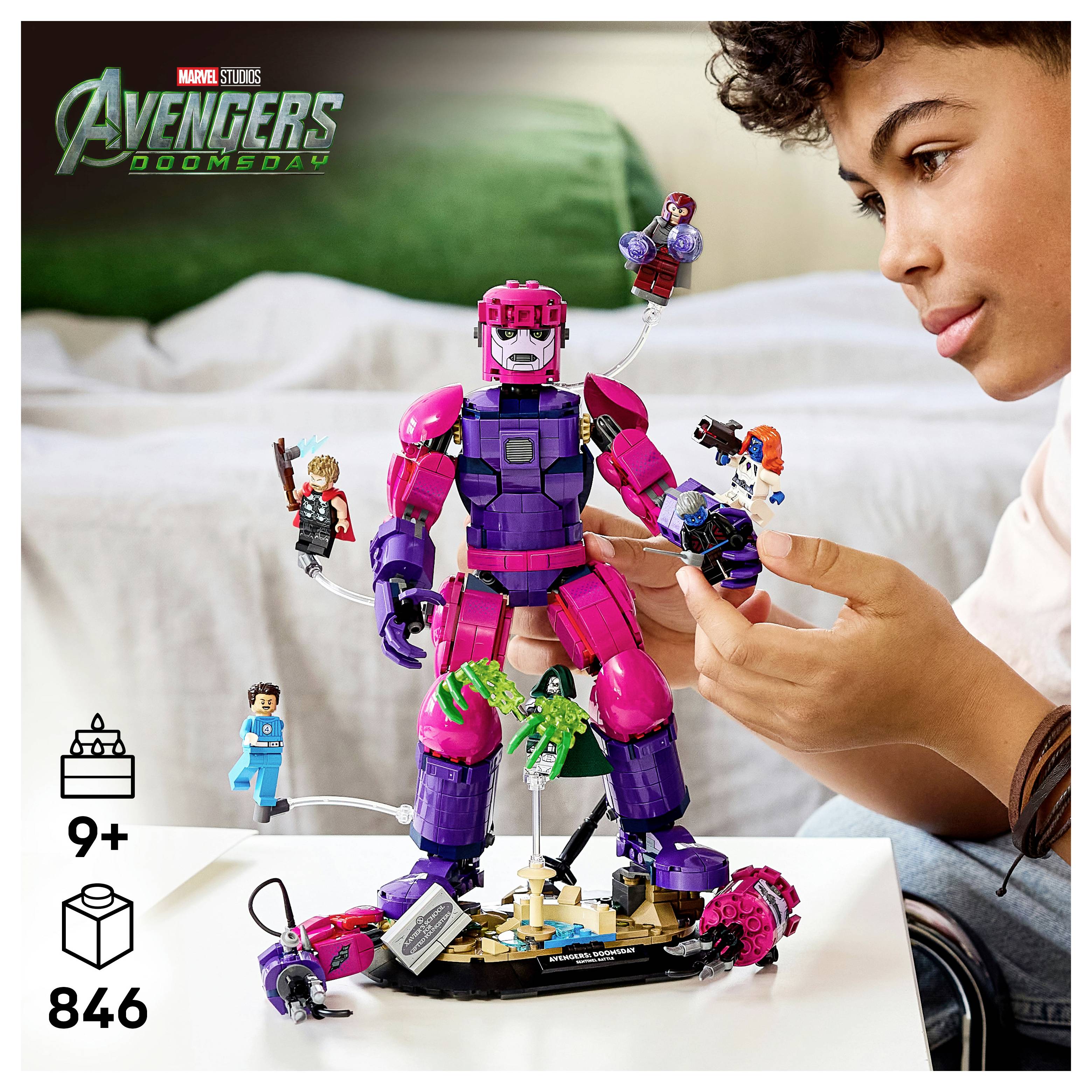 Dítě si hraje se sadou LEGO Avengers Apokalypsa s velkým fialovým a růžovým robotem a 846 díly, věk 9+