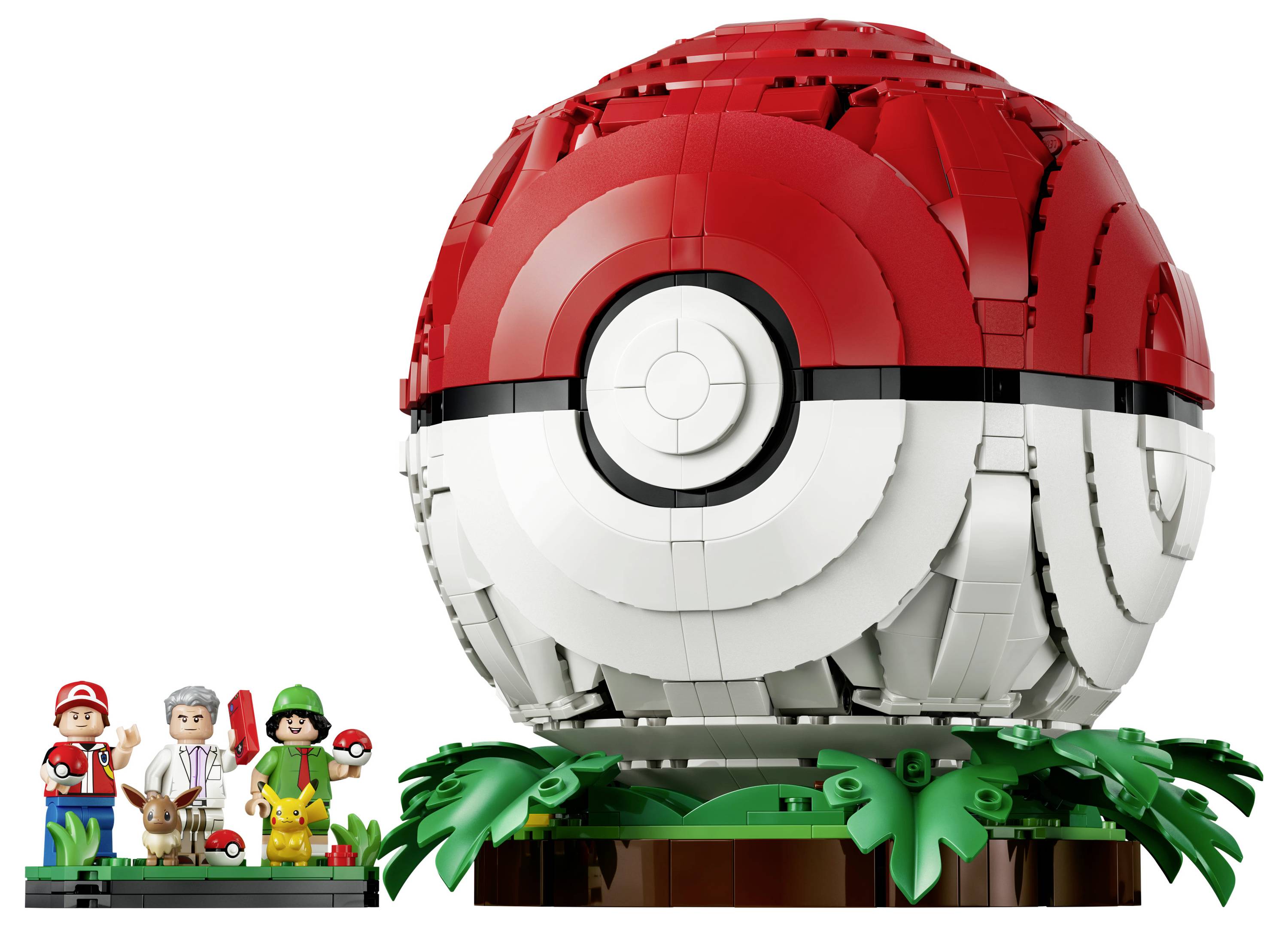 LEGO stylová model Poké Ballu na podstavci k vystavení, s malými figurkami trenérů a figurkami Pokémonů vedle něj.