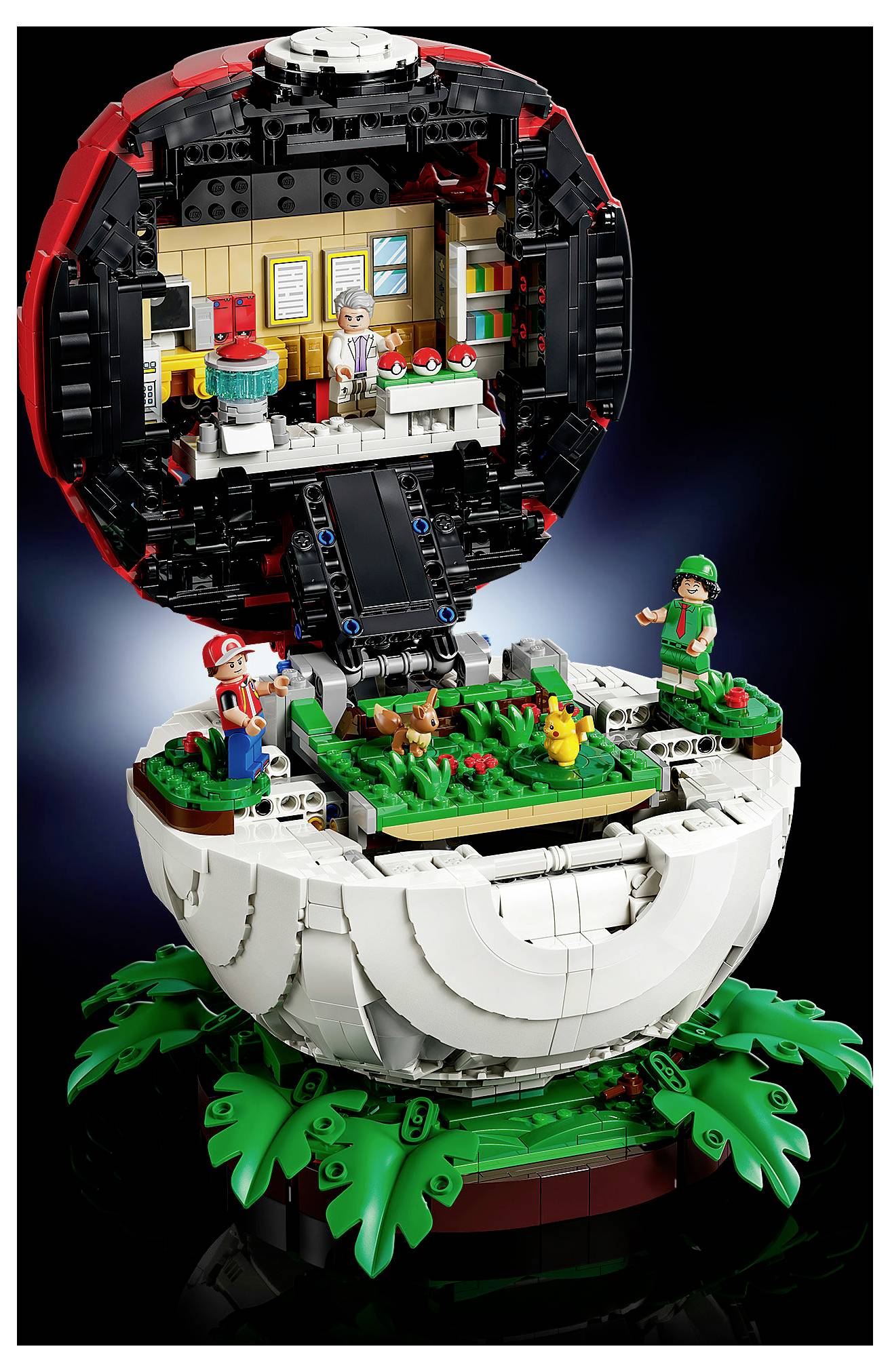 LEGO diorama otevřené Poké Balls zobrazující laboratorní scénu uvnitř a trávnatou platformu s figurkami trenérů a Pokémony dole.