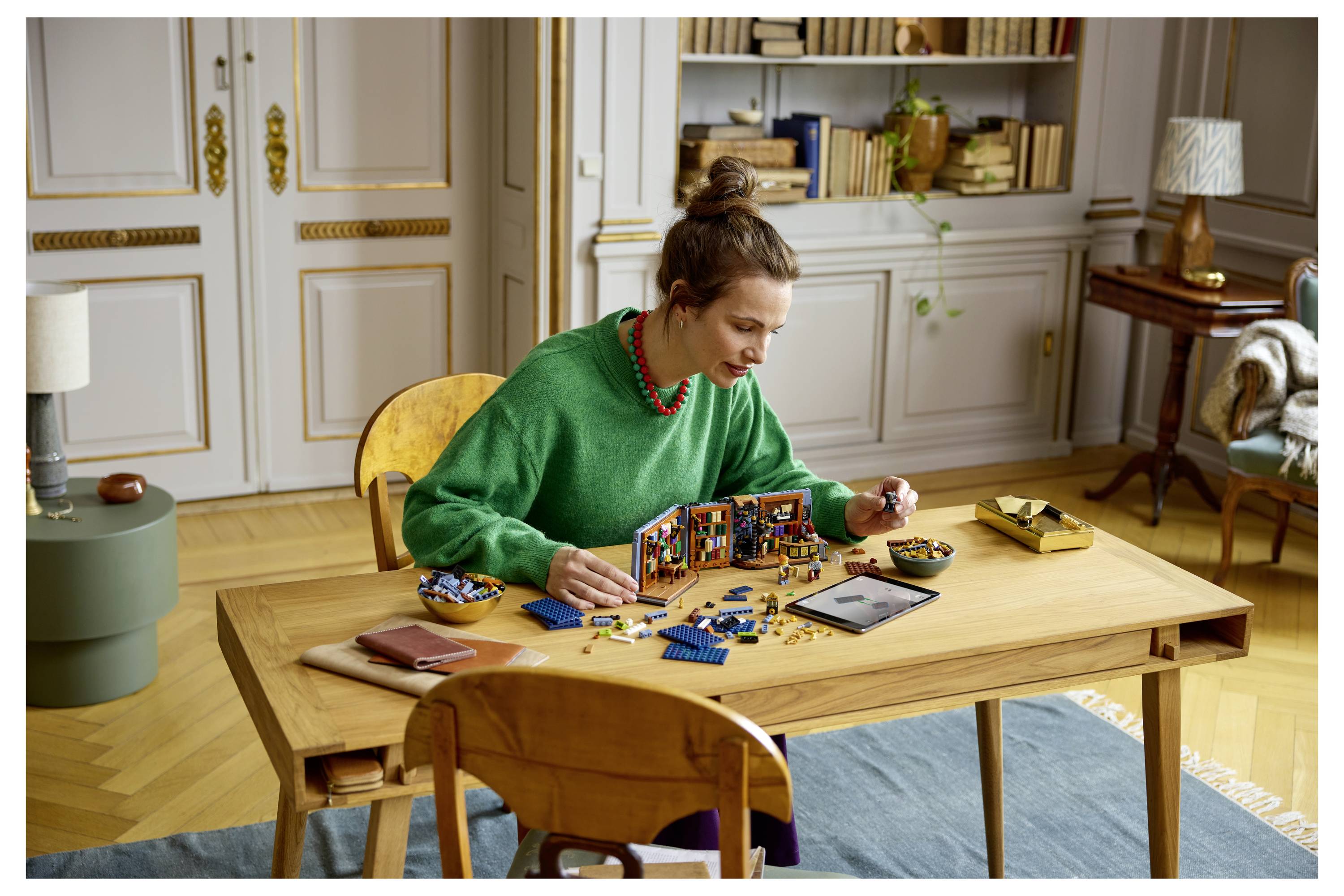 6588527 LEGO® ICONS™ Bukové nabíjení: Knižní podpěra; pokojové deko do domácí knihovny nebo do čtečky; stavebnice s mini-4