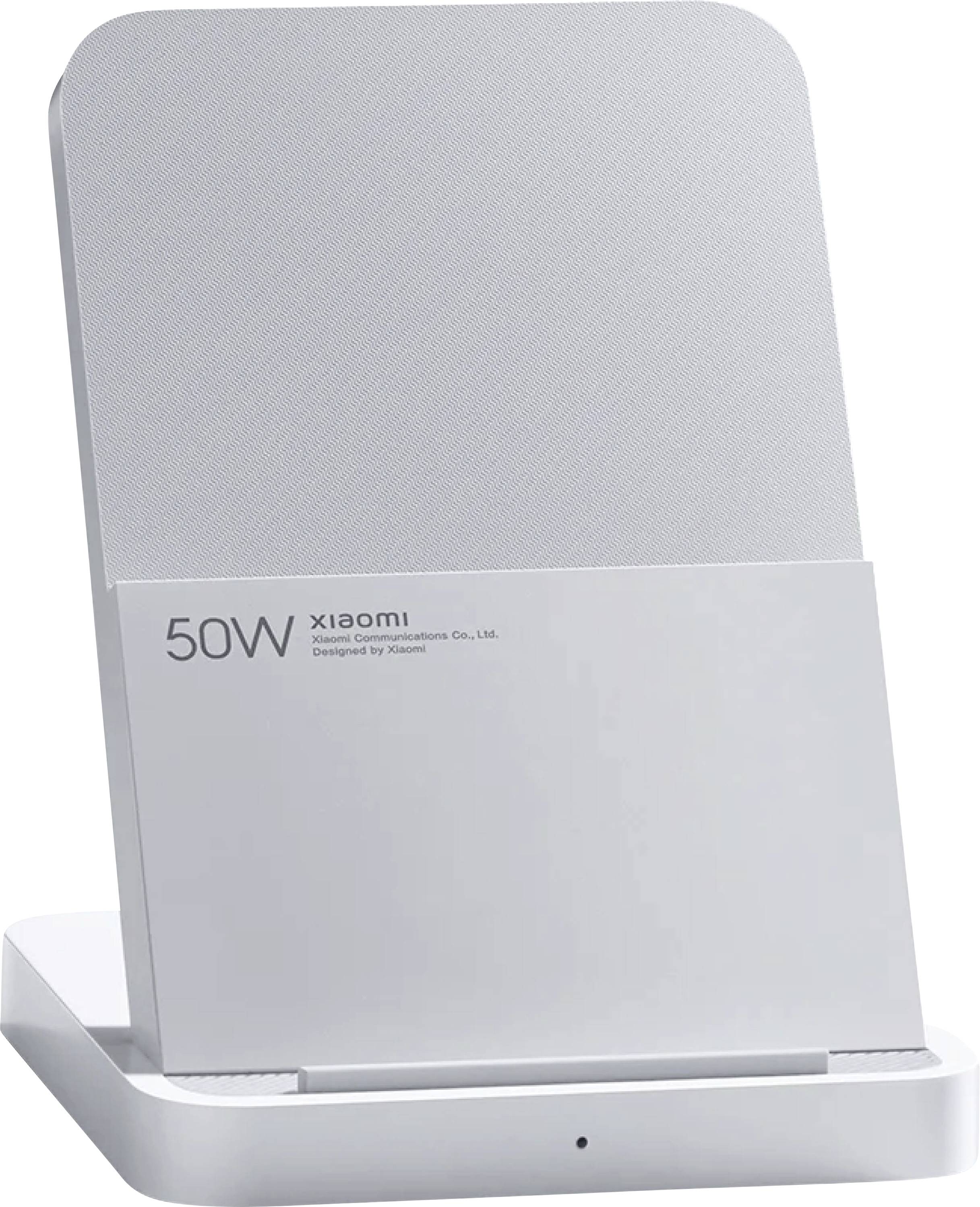 Bílá nabíjecí stanice Xiaomi 50W s oblou obdélníkovou opěrkou zad a předním otvorem, která vykazuje značení "50W" na základně.