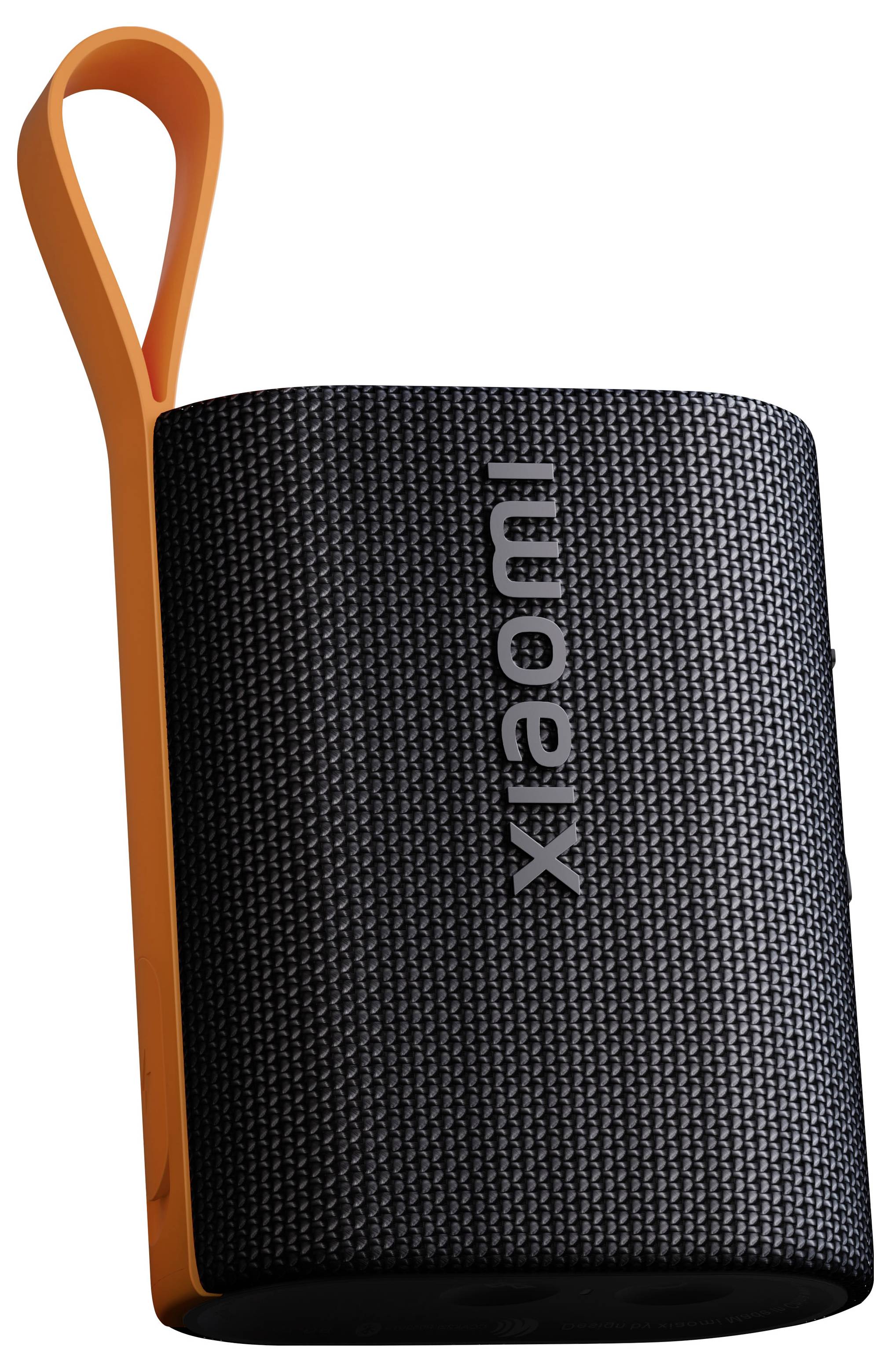Přenosný černý reproduktor Xiaomi s látkovým potahem a oranžovou smyčkou pro přenášení na bílém pozadí.