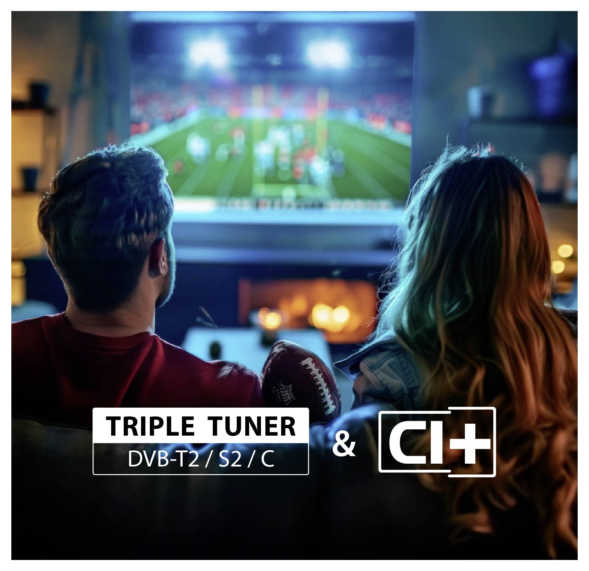 Pár se dívá na fotbalový zápas v televizi; vloženo: 'TRIPLE TUNER DVB-T2 / S2 / C & CI+'