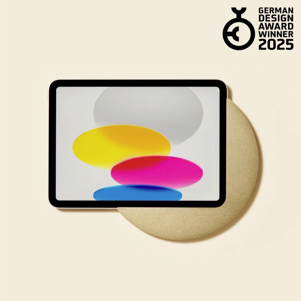 Tablet zobrazující abstraktní barevné tvary nad zlatým diskem, s textem "German Design Award Winner 2025" v pravém horním rohu.