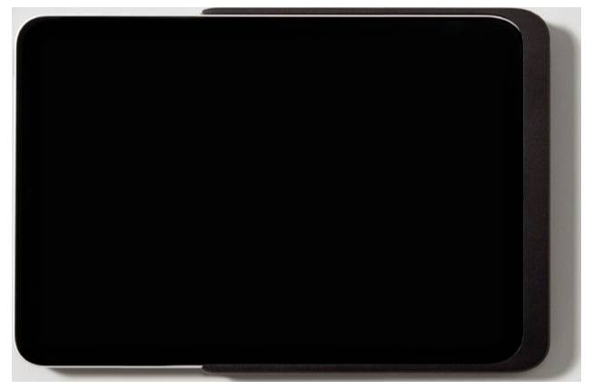 Prázdný černý tablet nebo dotykové zařízení se zaoblenými rohy, zobrazené na světlém pozadí.
