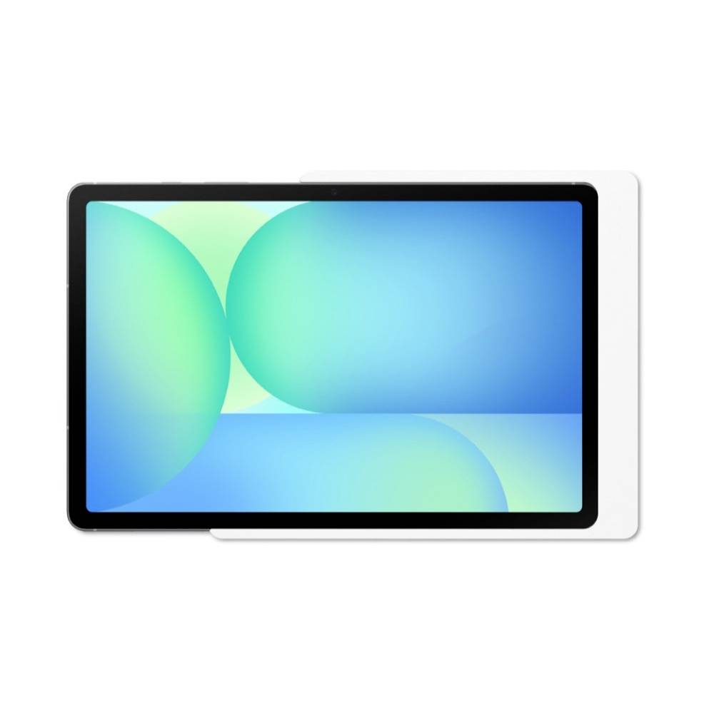 Tablet s modrou abstraktní tapetou, zobrazený v černém obalu na bílém pozadí.