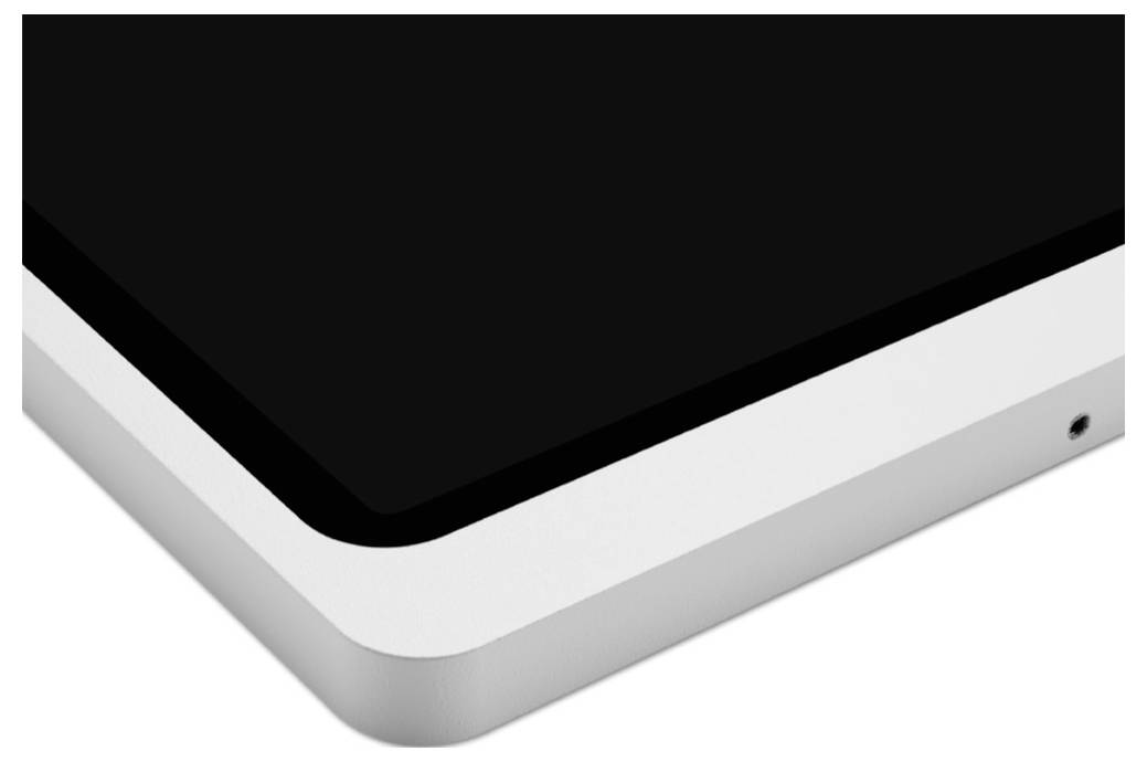 Detailní záběr na sleek černý tablet nebo rohový kus zařízení se zaoblenými stříbrnými hranami na bílém pozadí.