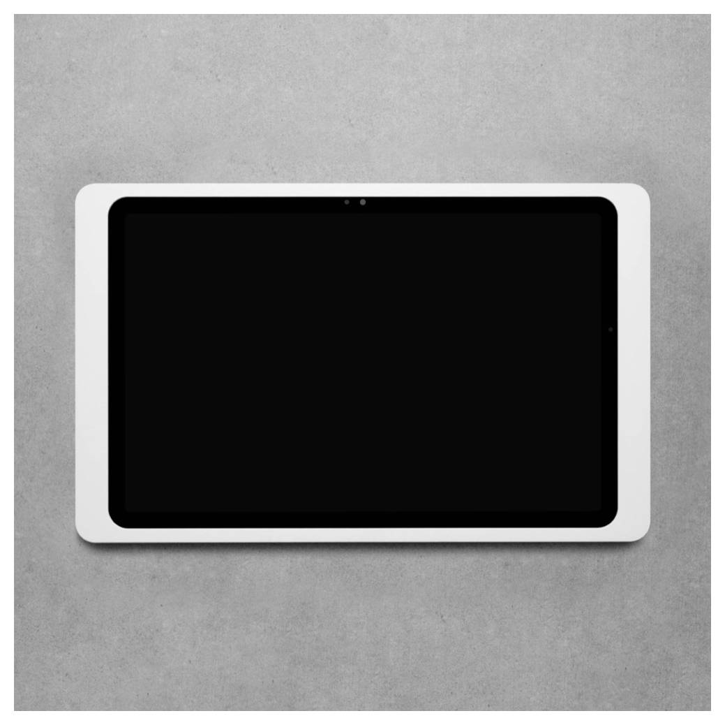 Prázdný tablet s černou obrazovkou v bílém rámu ležící položený na šedém povrchu.