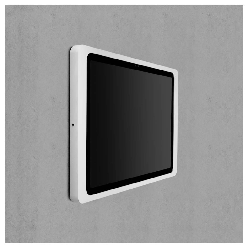 Tablet nebo dotykový displej připevněný na stěně s prázdným černým displejem na šedé stěně.