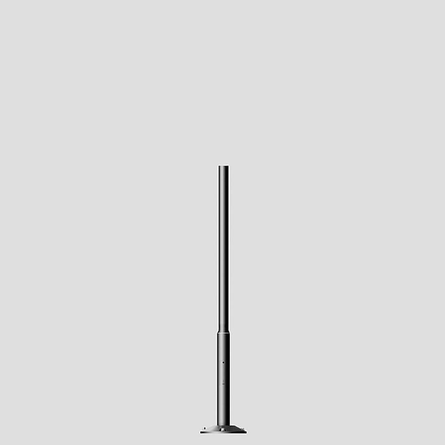 Vysoká, štíhlá šedá stojací lampa nebo pouliční svítidlo stojící vzpřímeně proti jednoduché světlé pozadí.