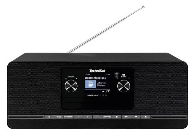 Černé rádio TechniSat s vysuvnou anténou a centrálním displejem zobrazujícím informace stanice Deutschlandfunk.