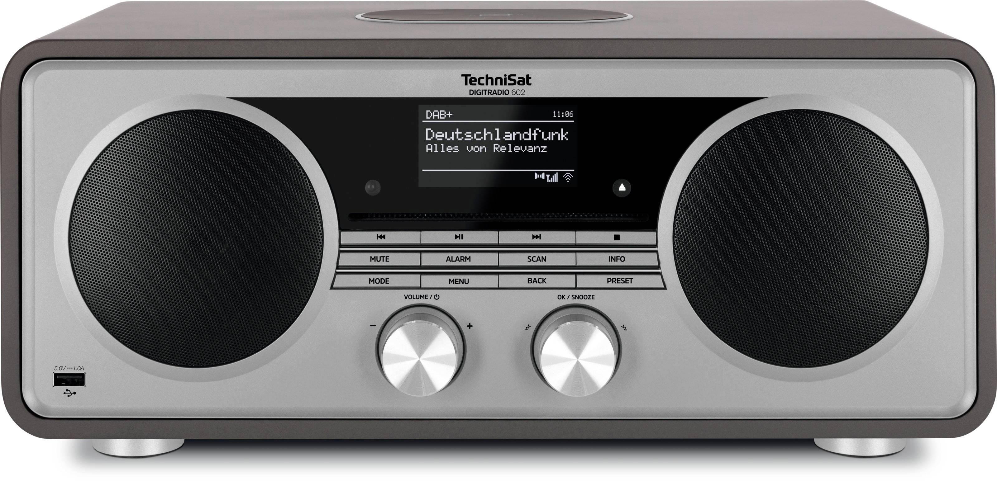 Přední pohled na stříbrný Technisat DAB+ rádio se dvěma velkými reproduktory, centrálním displejem zobrazujícím "Deutschlandfunk" a dvěma ovládacími knoflíky.
