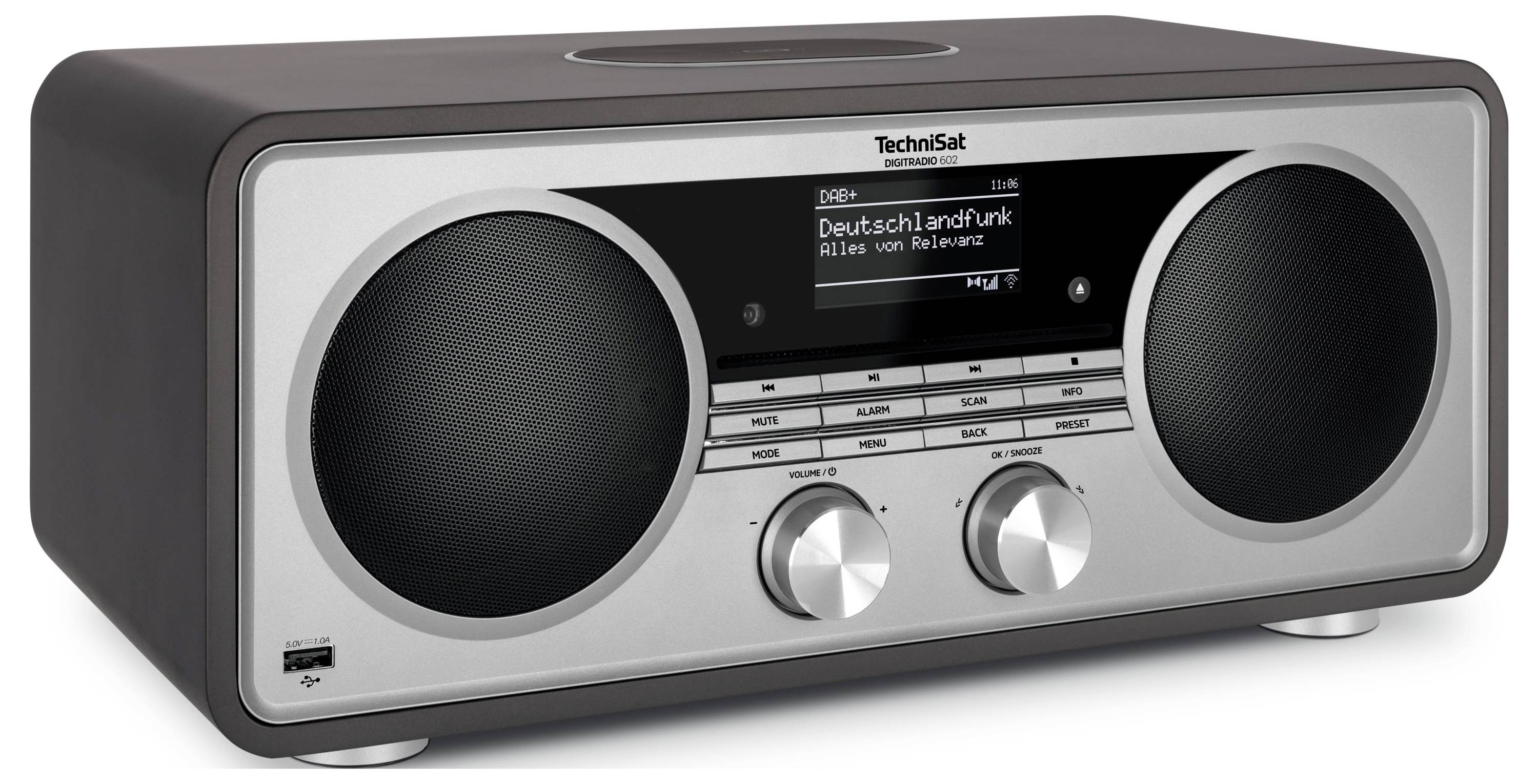 Stříbrný a černý stolní rádio TechniSat se dvěma velkými reproduktory a centrálním displejem zobrazujícím "Deutschlandfunk" a "Vše z relevantního".