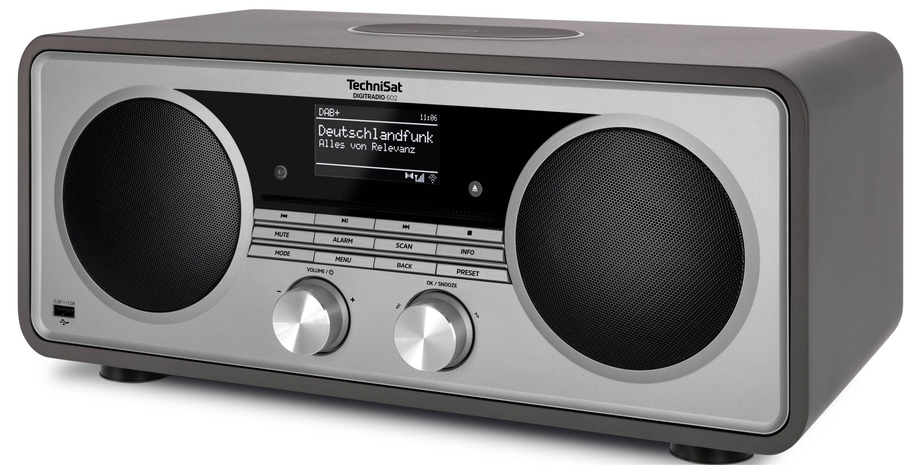 Stříbrné stolní rádio Technisat se dvěma velkými reproduktory, centrálním displejem ukazujícím „Deutschlandfunk" a dvěma ovládacími knoflíky.
