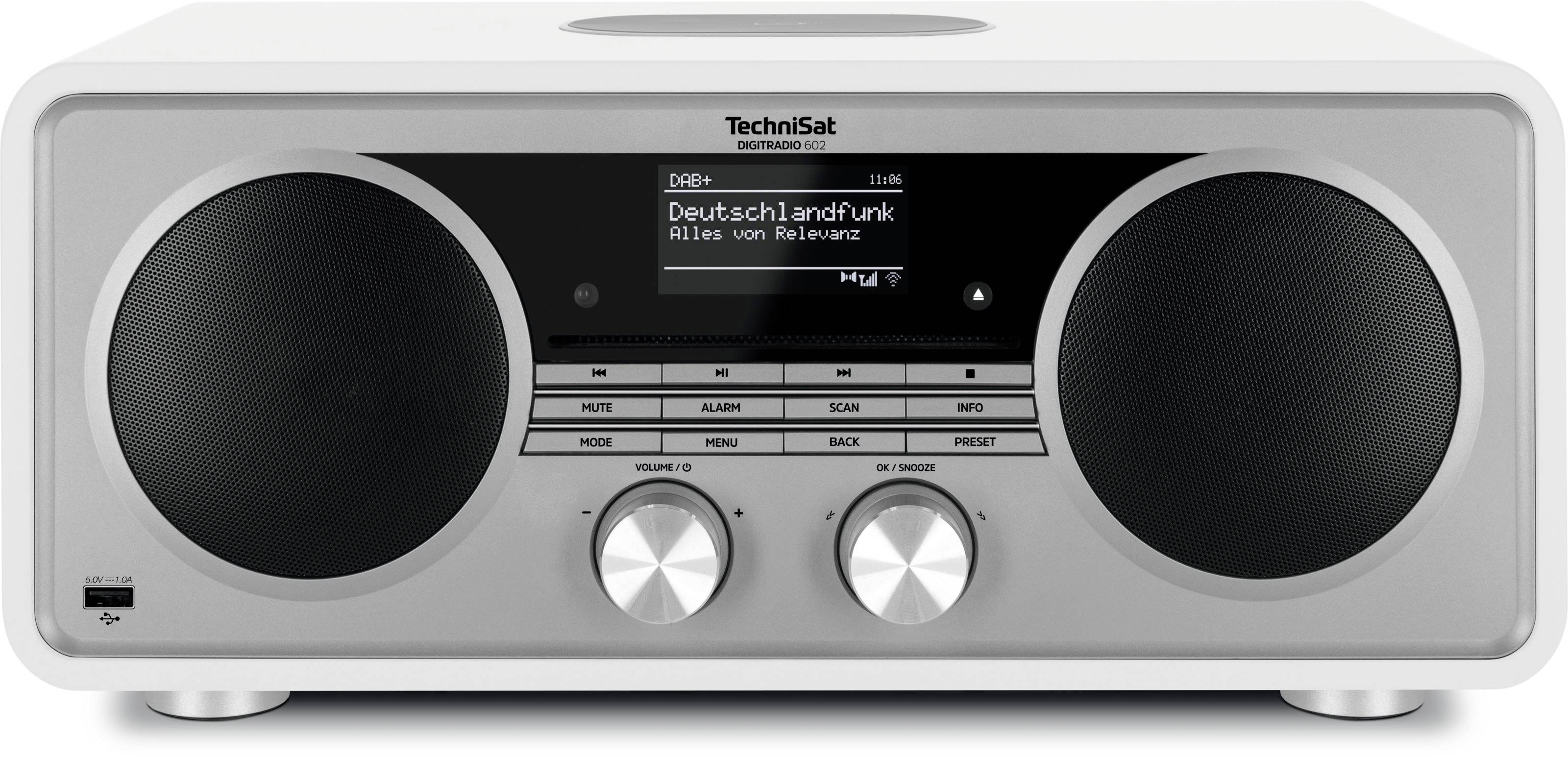 Stříbrný digitální rádio TechniSat DAB+ se dvěma velkými černými reproduktory, malým centrálním displejem zobrazujícím informace o stanici a dvěma stříbrnými ovládacími knoflíky.