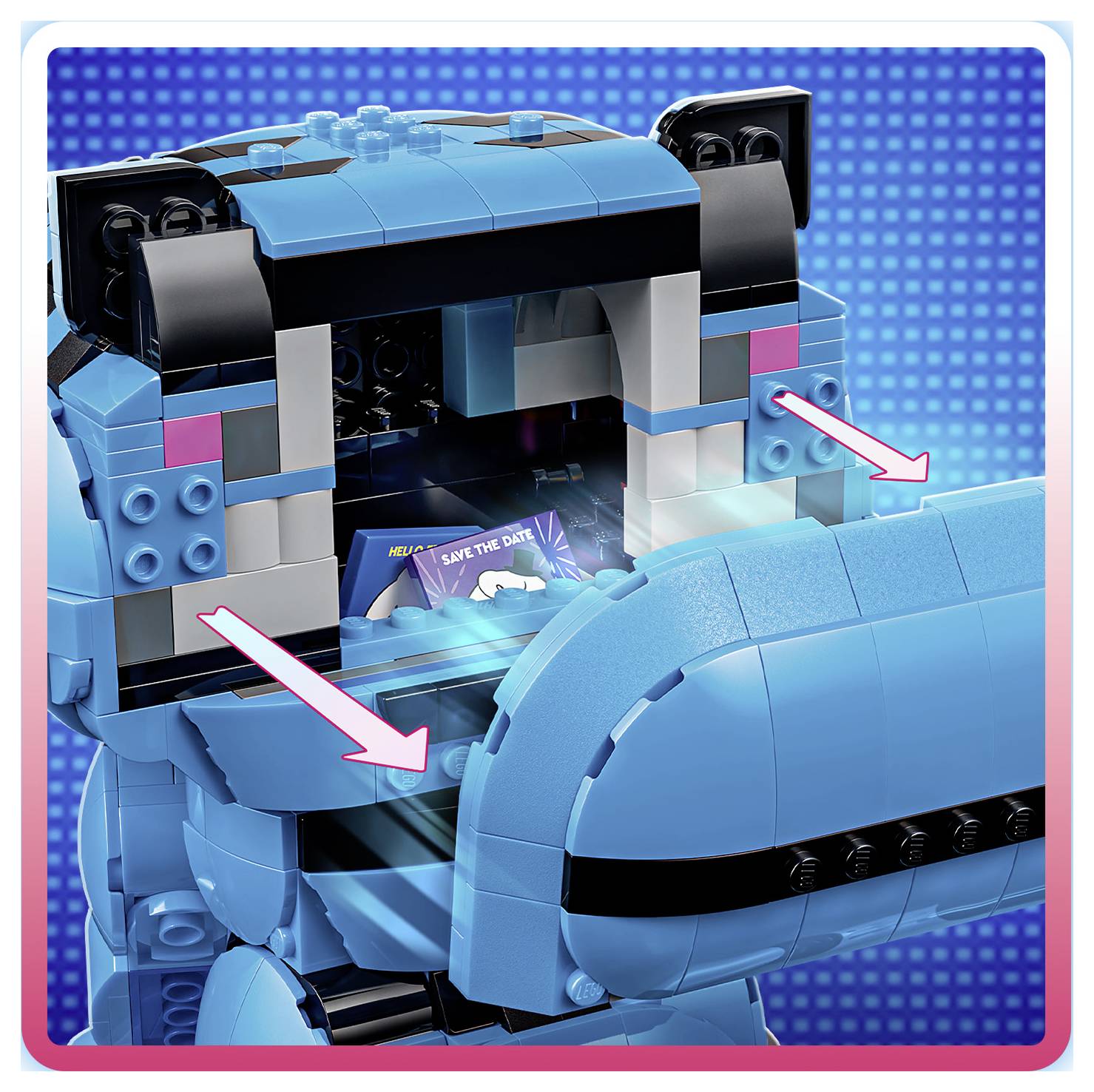 Detailní pohled na modrého robota/mechanismu podobného LEGU s otevřeným hrudníkem odhalujícím kartu "SAVE THE DATE"; růžové šipky ukazují na otevření a přední panel.