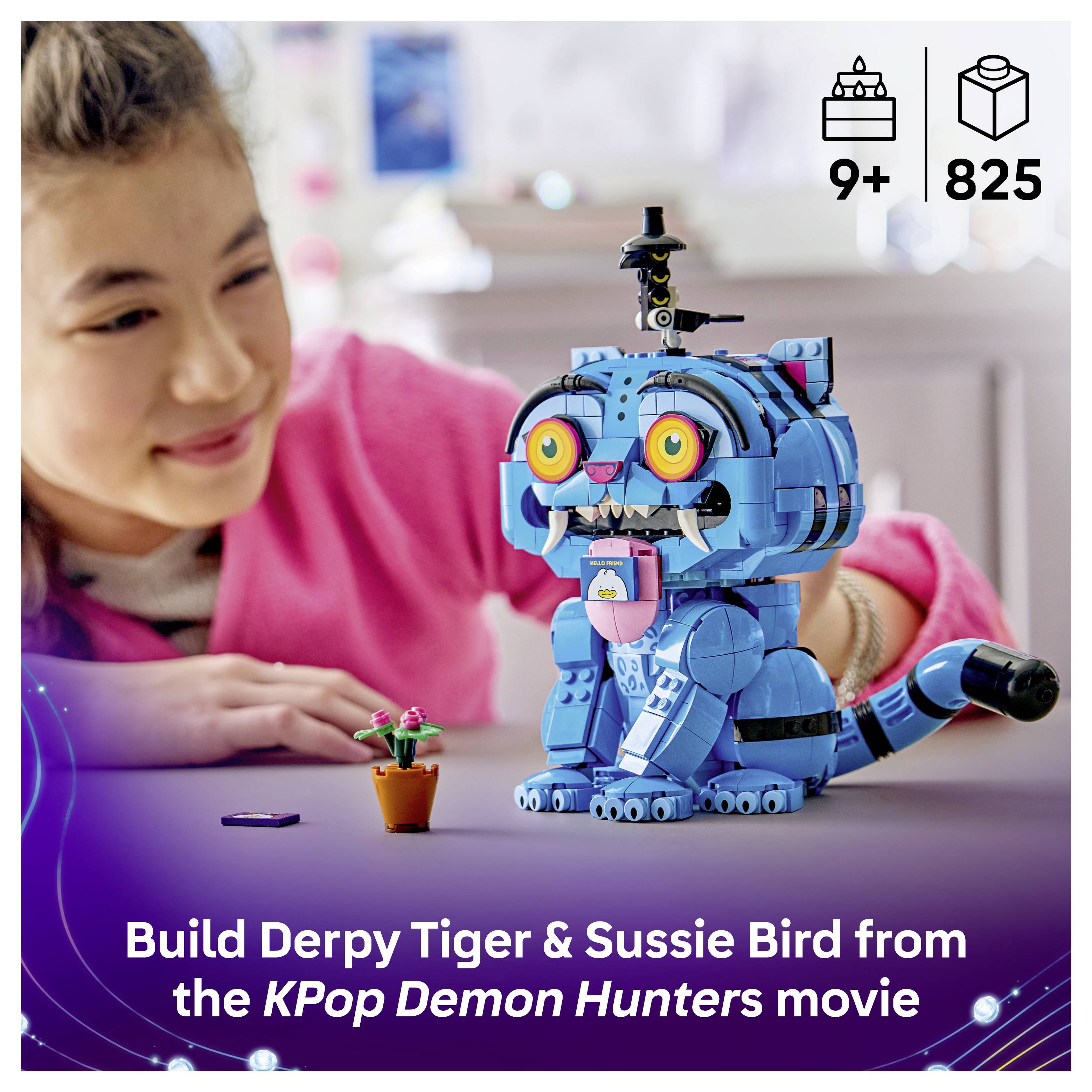 Propagační obrázek dívky stavící modrou figurku tygra LEGO s malým ptáčkem; text říká „Sestav Derpy Tiger & Sussie Bird z filmu KPop Demon Hunters" a ukazuje 9+ a 825 dílků.