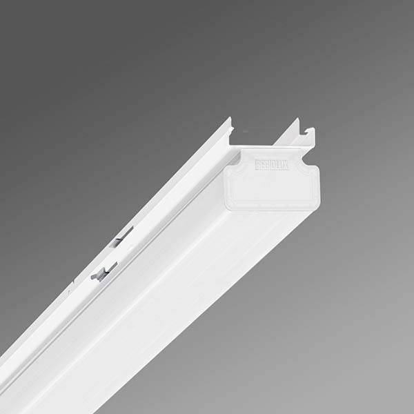 Bílá plastová svítidla nebo LED profilová lišta zobrazená diagonálně na šedém pozadí s brandovaným koncovým krytem.