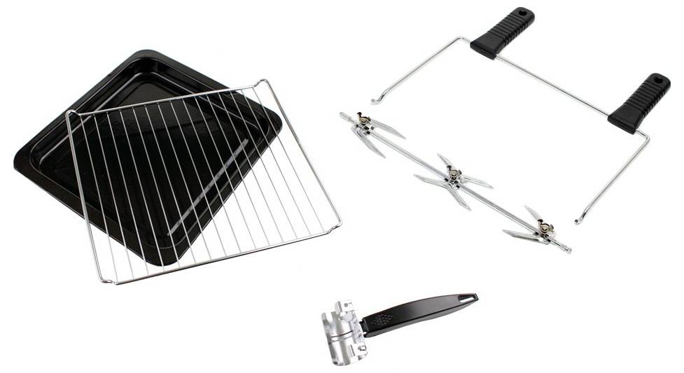 Sada příslušenství pro BBQ gril: černá vanička na kapaliny, kovový chladicí rošt, chromovaný frame na pečení s rukojetmi a malý kovový nástroj s rukojetí.