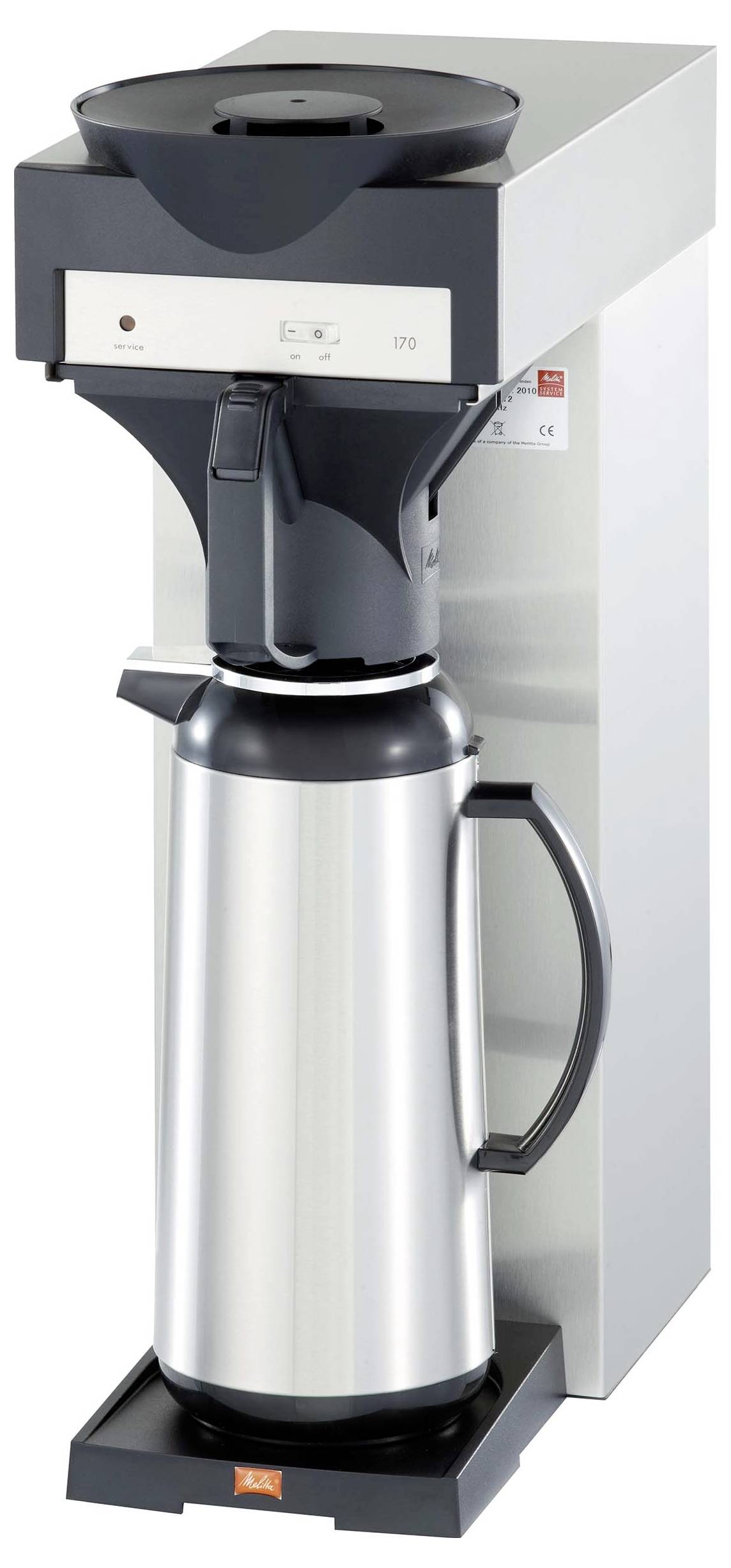 Kávovar se stainless steel termoskou na černé podnosu na kapky, zobrazený na stříbrné základně stroje.
