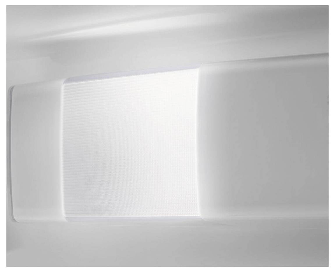 Detailní záběr zářícího matného nástěnného svítidla na bílém stropě, který osvětluje místnost měkkým světlem.