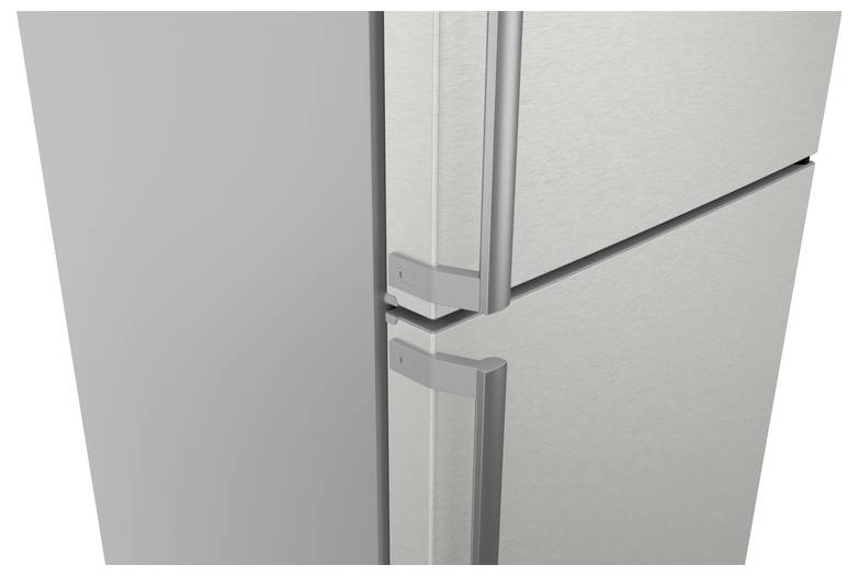 Detailní pohled na stříbrný kloub chladičky spojující dveře se skříní.